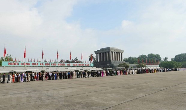 Gran número de personas rinde homenaje al Presidente Ho Chi Minh en el Tet ảnh 1 Gran número de personas rinde homenaje al Presidente Ho Chi Minh en el Tet ảnh 1
