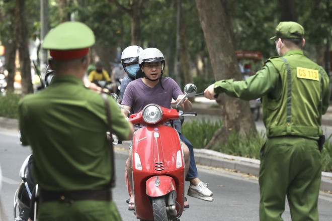 Premier vietnamita insta a mejorar eficiencia de la lucha contra el COVID-19 ảnh 1 Premier vietnamita insta a mejorar eficiencia de la lucha contra el COVID-19 ảnh 1