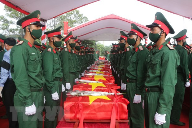 Rinden homenaje póstumo a voluntarios vietnamitas caídos durante la guerra de Laos ảnh 1 Rinden homenaje póstumo a voluntarios vietnamitas caídos durante la guerra de Laos ảnh 1