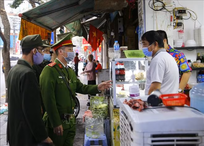 Provincias vietnamitas refuerzan medidas de prevención contra el COVID-19 ảnh 2