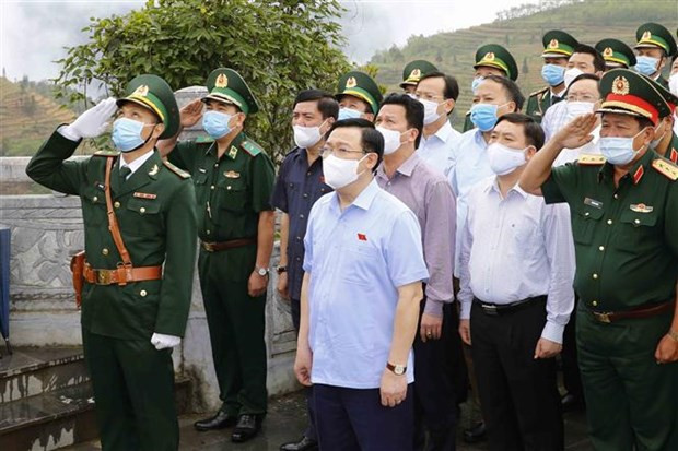 Presidente del Parlamento inspecciona preparativos para las elecciones en Ha Giang ảnh 1