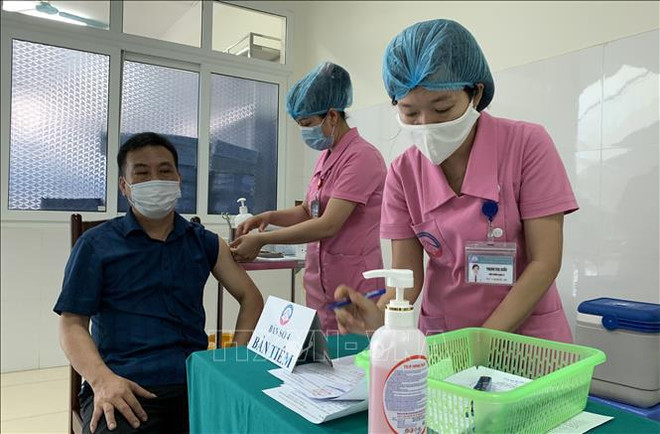 Más de 585 mil vietnamitas vacunados contra el COVID-19 ảnh 1 Más de 585 mil vietnamitas vacunados contra el COVID-19 ảnh 1