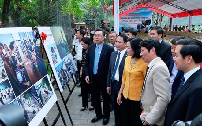 Presentan en Ninh Binh exposición fotográfica sobre el mar e islas de Vietnam ảnh 1