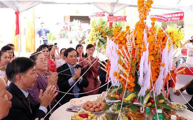 Felicitan dirigentes de Ciudad Ho Chi Minh a Laos por festival Bunpimay ảnh 1 Felicitan dirigentes de Ciudad Ho Chi Minh a Laos por festival Bunpimay ảnh 1
