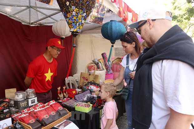 Impresión cultural vietnamita en Feria de Bazar de ASEAN en Argentina ảnh 2 Impresión cultural vietnamita en Feria de Bazar de ASEAN en Argentina ảnh 2