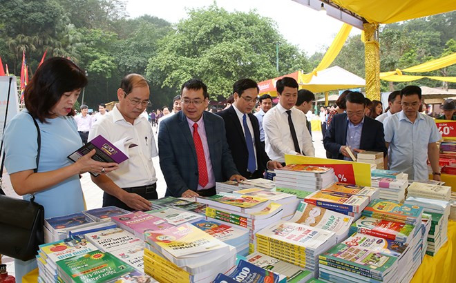 Inauguran feria de libros en ocasión del Festival del Templo de Reyes Hung ảnh 1 Inauguran feria de libros en ocasión del Festival del Templo de Reyes Hung ảnh 1