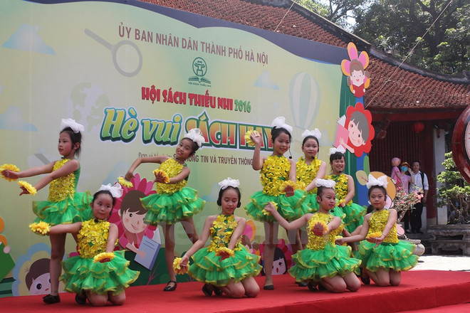 Infantes vietnamitas gozan de momentos felices en Día Internacional del Niño ảnh 1