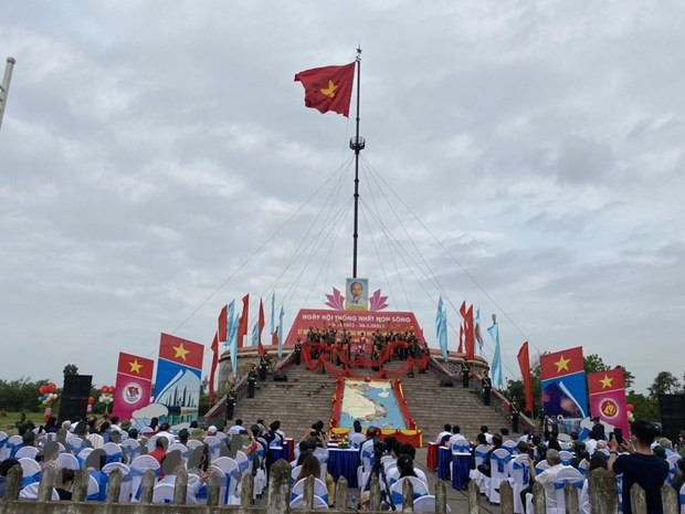 Efectúan acto de izamiento de bandera por Día de Reunificación Nacional de Vietnam ảnh 1 Efectúan acto de izamiento de bandera por Día de Reunificación Nacional de Vietnam ảnh 1