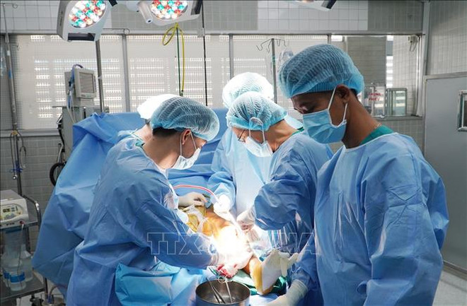 Vietnam realiza con éxito la cirugía de implante óseo para paciente con cáncer de hueso ảnh 1 Vietnam realiza con éxito la cirugía de implante óseo para paciente con cáncer de hueso ảnh 1