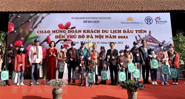 Saludo a la bandera nacional y recepción a los primeros turistas de 2021 en extremo oriental de Vietnam ảnh 3 Saludo a la bandera nacional y recepción a los primeros turistas de 2021 en extremo oriental de Vietnam ảnh 3