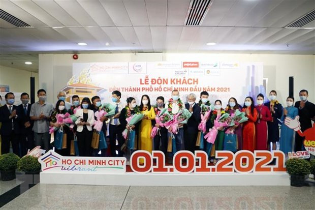 Saludo a la bandera nacional y recepción a los primeros turistas de 2021 en extremo oriental de Vietnam ảnh 4 Saludo a la bandera nacional y recepción a los primeros turistas de 2021 en extremo oriental de Vietnam ảnh 4