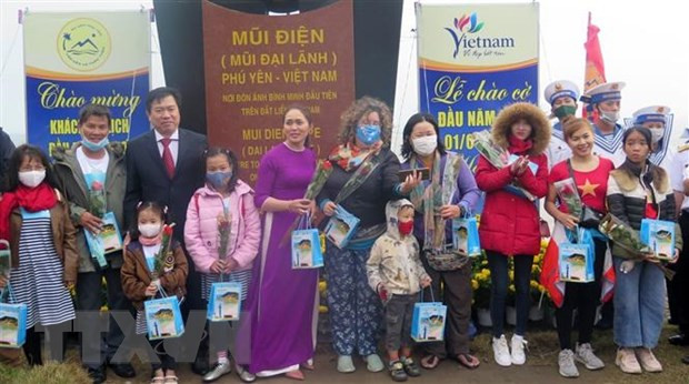 Saludo a la bandera nacional y recepción a los primeros turistas de 2021 en extremo oriental de Vietnam ảnh 2 Saludo a la bandera nacional y recepción a los primeros turistas de 2021 en extremo oriental de Vietnam ảnh 2