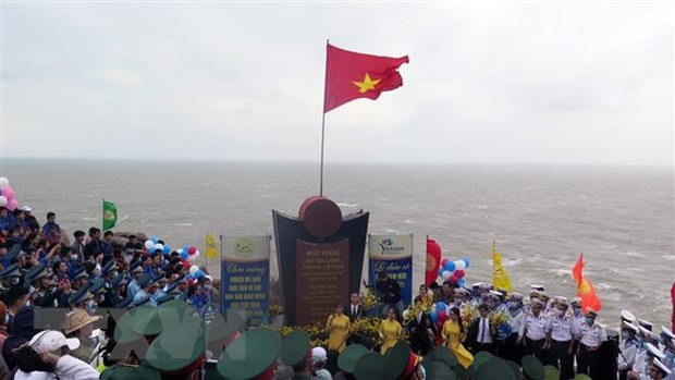 Saludo a la bandera nacional y recepción a los primeros turistas de 2021 en extremo oriental de Vietnam ảnh 1 Saludo a la bandera nacional y recepción a los primeros turistas de 2021 en extremo oriental de Vietnam ảnh 1
