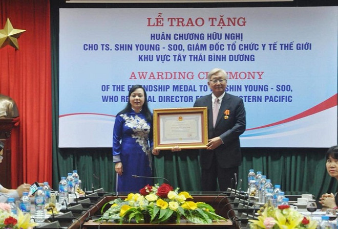 Director regional de OMS recibe Orden de Amistad de Vietnam ảnh 1 Director regional de OMS recibe Orden de Amistad de Vietnam ảnh 1