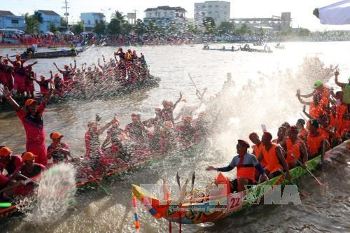 Comunidad de Khmer en Vietnam celebra regata de barcos en festival Ok Om Bok ảnh 1 Comunidad de Khmer en Vietnam celebra regata de barcos en festival Ok Om Bok ảnh 1