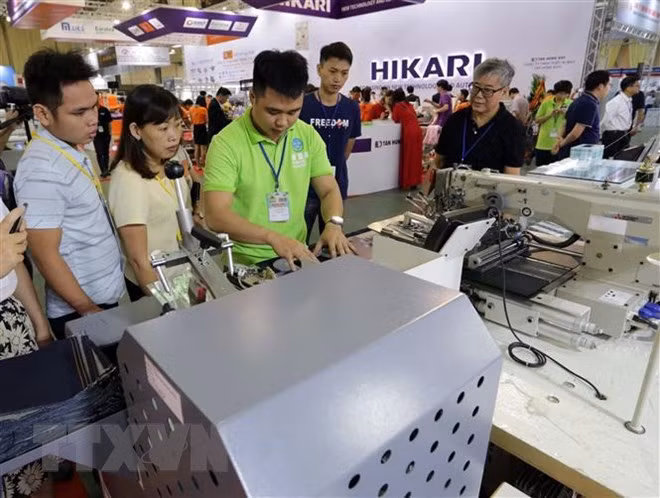 Celebran en Vietnam exposiciones internacionales de calzado y confección textil ảnh 1