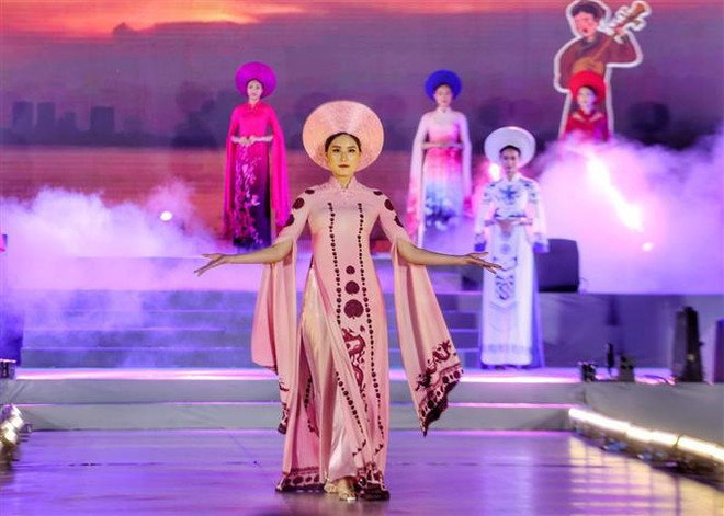 Efectúan Festival Ao Dai de Turismo de Hanoi 2022 ảnh 2 Efectúan Festival Ao Dai de Turismo de Hanoi 2022 ảnh 2