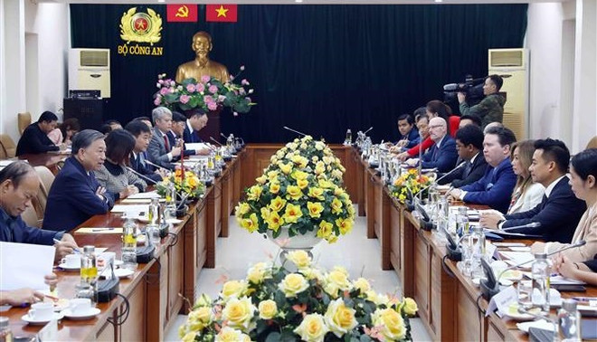 Vietnam y EE. UU. intensifican cooperación económica y de defensa ảnh 1 Vietnam y EE. UU. intensifican cooperación económica y de defensa ảnh 1