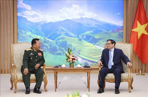 Dirigentes vietnamitas reciben al ministro de Defensa de Laos ảnh 2 Dirigentes vietnamitas reciben al ministro de Defensa de Laos ảnh 2