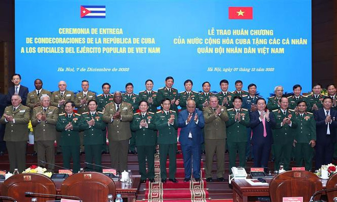 Cuba condecora con órdenes a oficiales del Ejército vietnamita ảnh 2