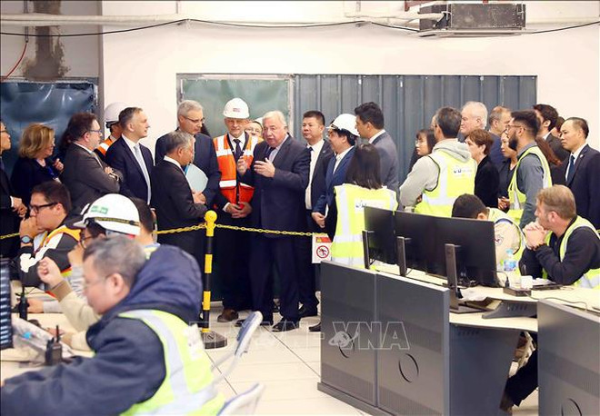 Presidente del Senado francés recorre por línea ferroviaria en Hanoi ảnh 2 Presidente del Senado francés recorre por línea ferroviaria en Hanoi ảnh 2