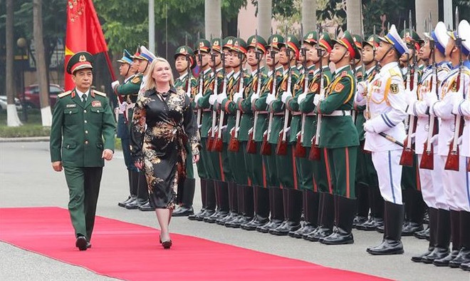 Ministra de Defensa de República Checa realiza visita oficial a Vietnam ảnh 1 Ministra de Defensa de República Checa realiza visita oficial a Vietnam ảnh 1