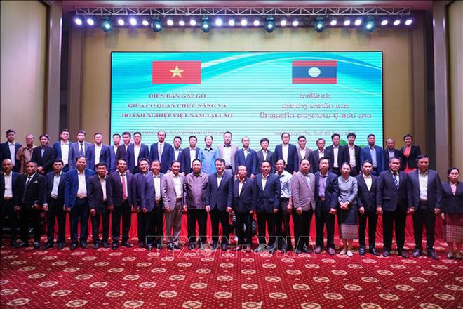 Efectuán Foro de intercambio entre autoridades y empresas vietnamitas en Laos ảnh 1 Efectuán Foro de intercambio entre autoridades y empresas vietnamitas en Laos ảnh 1