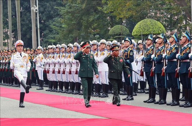 Ministro de Defensa de Laos realiza visita oficial a Vietnam ảnh 1 Ministro de Defensa de Laos realiza visita oficial a Vietnam ảnh 1