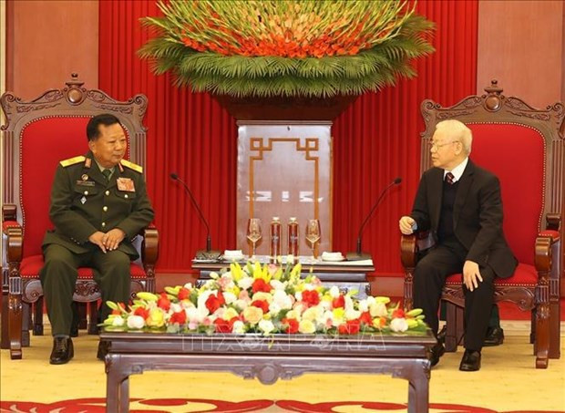 Dirigentes vietnamitas reciben al ministro de Defensa de Laos ảnh 1 Dirigentes vietnamitas reciben al ministro de Defensa de Laos ảnh 1