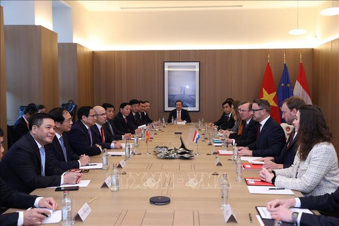 Premier vietnamita sostiene conversaciones con su homólogo luxemburgués ảnh 1 Premier vietnamita sostiene conversaciones con su homólogo luxemburgués ảnh 1