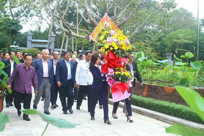 Destacados jefes de aldeas de Vietnam y Laos visitan pueblo natal del Presidente Ho Chi Minh ảnh 1