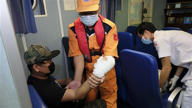 Rescatan a marinero extranjero accidentado en mar vietnamita ảnh 1 Rescatan a marinero extranjero accidentado en mar vietnamita ảnh 1