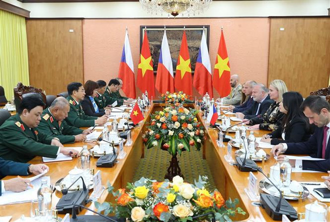 Ministra de Defensa de República Checa realiza visita oficial a Vietnam ảnh 2 Ministra de Defensa de República Checa realiza visita oficial a Vietnam ảnh 2