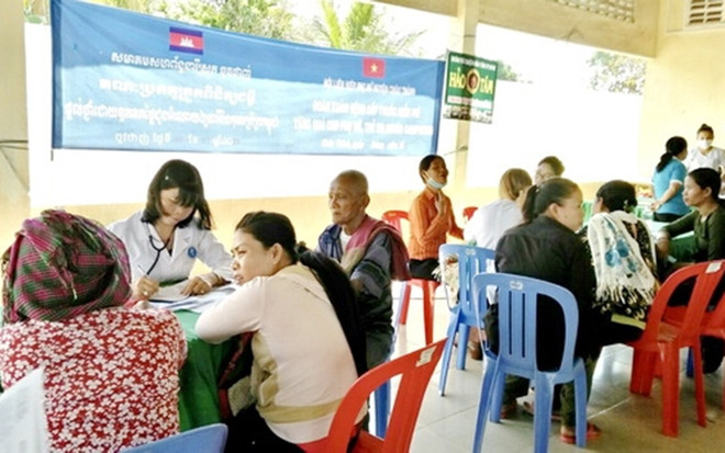 Médicos vietnamitas ofrecen exámenes médicos gratuitos en Camboya ảnh 1 Médicos vietnamitas ofrecen exámenes médicos gratuitos en Camboya ảnh 1