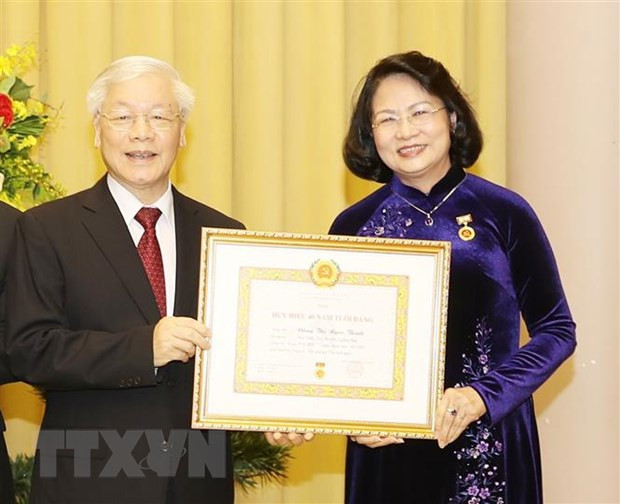 Reciben expresidente y subjefa del Estado de Vietnam insignias por sus largas carreras partidistas ảnh 2 Reciben expresidente y subjefa del Estado de Vietnam insignias por sus largas carreras partidistas ảnh 2