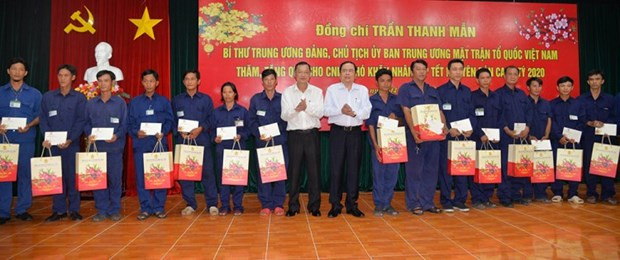 Frente de la Patria de Vietnam obsequia a trabajadores y personas menos favorecidas en ocasión del Tet ảnh 1 Frente de la Patria de Vietnam obsequia a trabajadores y personas menos favorecidas en ocasión del Tet ảnh 1