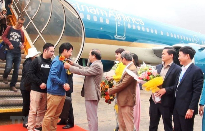 Vietnam Airlines recibe a los primeros pasajeros del Año Nuevo ảnh 1