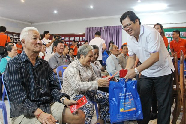 Ofrecen regalos a familias de origen vietnamita en Camboya ảnh 1 Ofrecen regalos a familias de origen vietnamita en Camboya ảnh 1