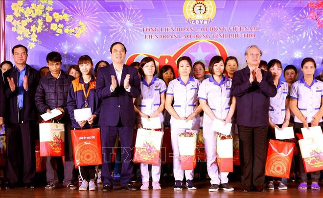 Entrega alto funcionario partidista de Vietnam regalos a obreros en provincia de Phu Tho ảnh 1 Entrega alto funcionario partidista de Vietnam regalos a obreros en provincia de Phu Tho ảnh 1