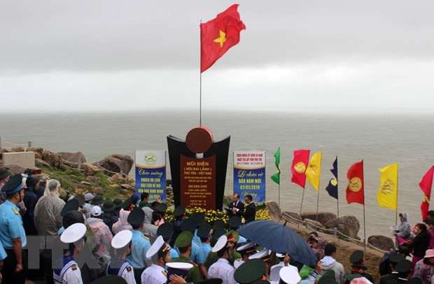 Celebran ceremonia de abanderamiento en punto extremo oriental de Vietnam ảnh 1 Celebran ceremonia de abanderamiento en punto extremo oriental de Vietnam ảnh 1