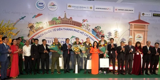Ciudad Ho Chi Minh da la bienvenida a los primeros visitantes en 2020 ảnh 1 Ciudad Ho Chi Minh da la bienvenida a los primeros visitantes en 2020 ảnh 1