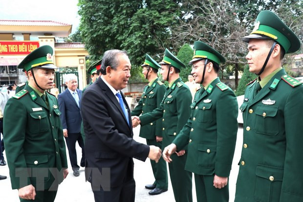 Viceprimer ministro de Vietnam felicita a soldados y pobladores en Ha Giang por el Tet ảnh 1 Viceprimer ministro de Vietnam felicita a soldados y pobladores en Ha Giang por el Tet ảnh 1