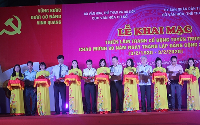 Ostentan carteles de propaganda sobre Partido Comunista de Vietnam ảnh 1