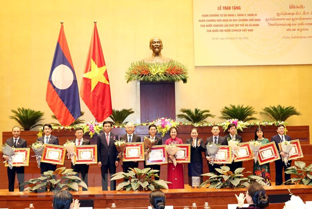 Entregan distinciones del Estado de Laos a destacados parlamentarios vietnamitas ảnh 1 Entregan distinciones del Estado de Laos a destacados parlamentarios vietnamitas ảnh 1