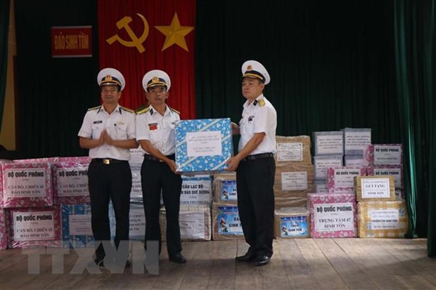 Presentan regalos de Tet a soldados en archipiélago vietnamita de Truong Sa ảnh 1 Presentan regalos de Tet a soldados en archipiélago vietnamita de Truong Sa ảnh 1