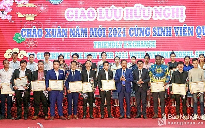 Celebran intercambio amistoso entre estudiantes vietnamitas e internacionales ảnh 1 Celebran intercambio amistoso entre estudiantes vietnamitas e internacionales ảnh 1