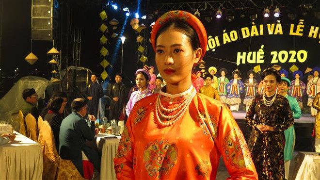 Concluyen Festivales de Ao Dai y de Gastronomía de Ciudad Imperial de Hue ảnh 1 Concluyen Festivales de Ao Dai y de Gastronomía de Ciudad Imperial de Hue ảnh 1