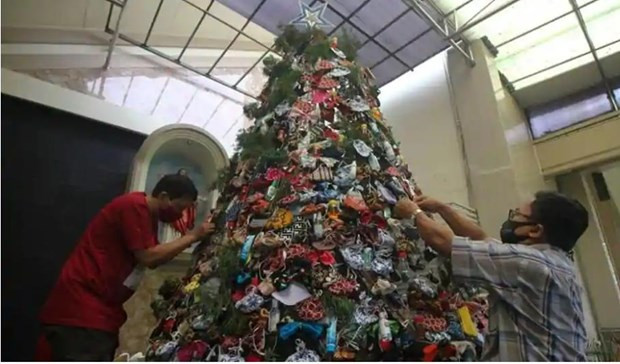 Iglesia en Indonesia decora árbol de Navidad con mascarillas y botellas de geles desinfectantes ảnh 1 Iglesia en Indonesia decora árbol de Navidad con mascarillas y botellas de geles desinfectantes ảnh 1