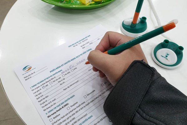 Piden simplificación de procedimientos de portabilidad móvil en Vietnam ảnh 1
