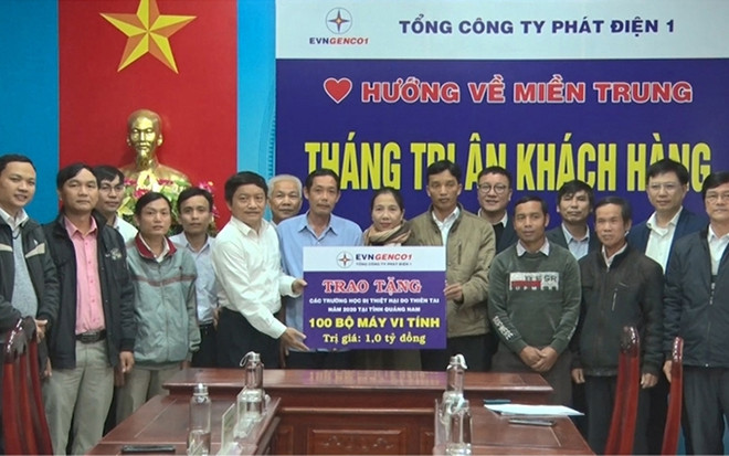 Entregan 100 computadoras a escuelas afectadas por desastres naturales en Quang Nam ảnh 1 Entregan 100 computadoras a escuelas afectadas por desastres naturales en Quang Nam ảnh 1